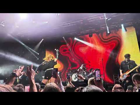 Видео: Юлия Савичева - Привет (live in Prime Hall, Minsk 31.10.2025)