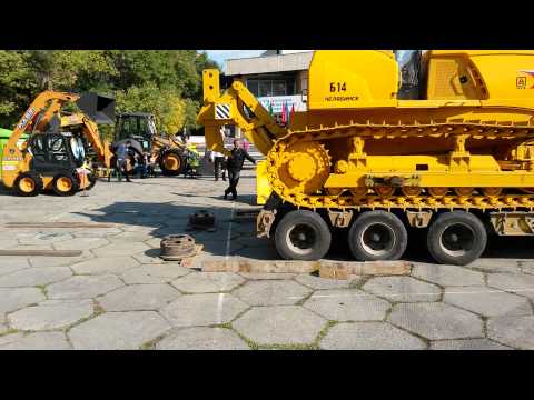 Видео: Бульдозер Б14 съезжает с трала без сходней!