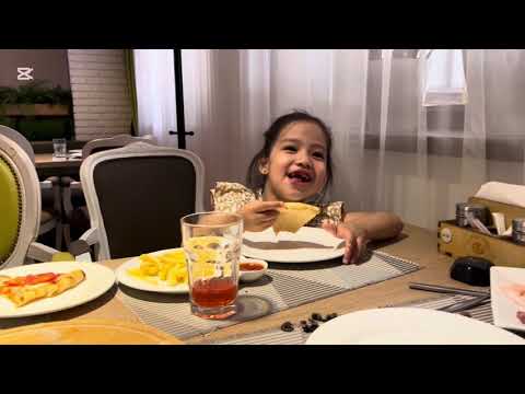 Видео: VLOG: МЫ ГОЛОДНЫ😱 ТЕПЕРЬ МЫ ЕДИМ В КАФЕ