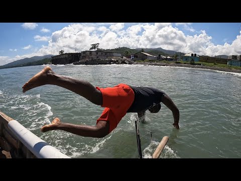 Видео: Я рисковал жизнью, чтобы спасти двух человек и лодку!