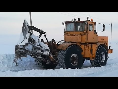 Видео: Трактор Кировец. Расчистка дорог от снега. Первый выезд.