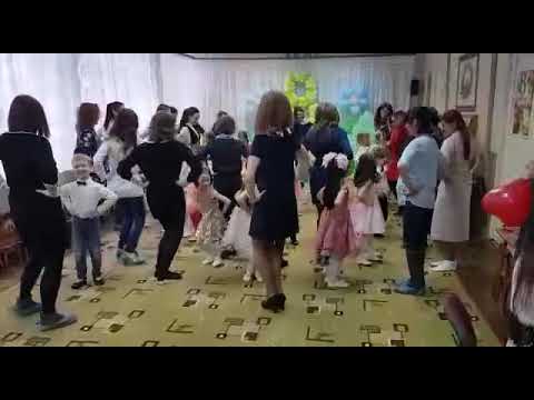 Видео: Танец с мамами на 8 марта, в детском саду