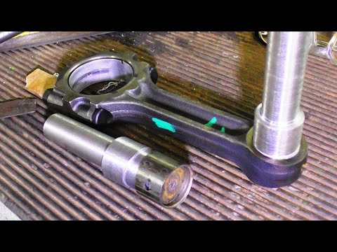 Видео: Замена шатуных втулок, под  поршневые пальцы, новой оправкой.