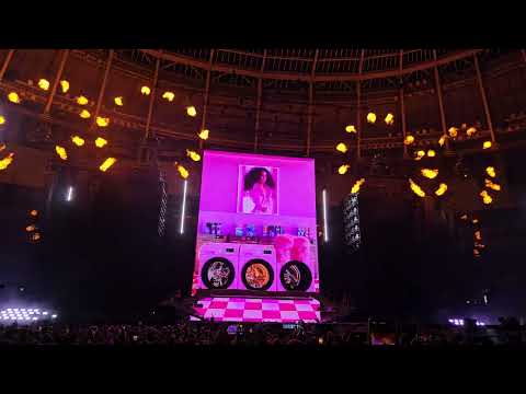 Видео: Zivert - 26 Beverly Hills (шоу "Где-то в ретро" - ВТБ Арена 12.07.2025)