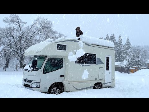 Видео: [Субтитры] Автомобильный кемпинг во время неожиданного сильного снегопада
