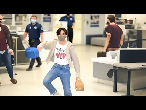 Видео: Фанаты в шоке! Почему Тэхён исполнил небольшой танец в аэропорту, чтобы начать мероприятие ТIRTIR