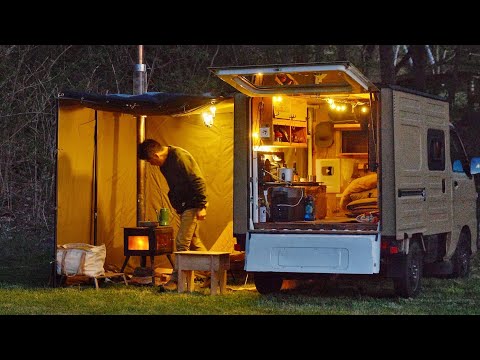 Видео: Уютный фургон для кемпинга с прикрепленной палаткой | EcoFlow ДЕЛЬТА 2 Макс | Расслабляющая природа