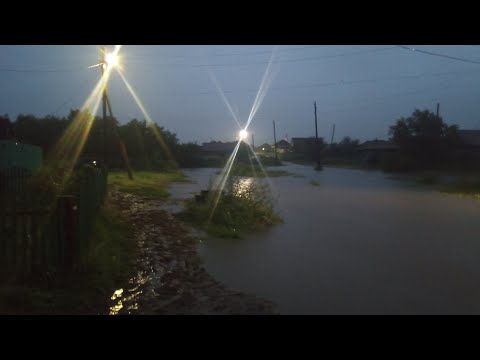 Видео: Топит даже двор.жизнь в деревне