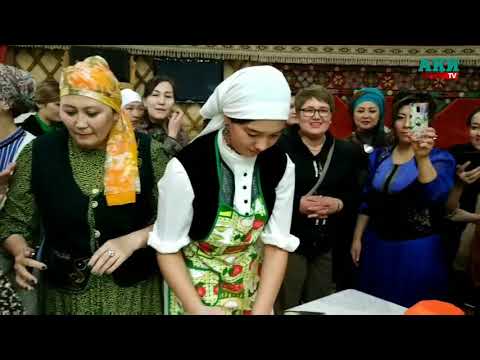 Видео: 40 райондон келген 40 кыз камыр жууруп, кесме кесишти