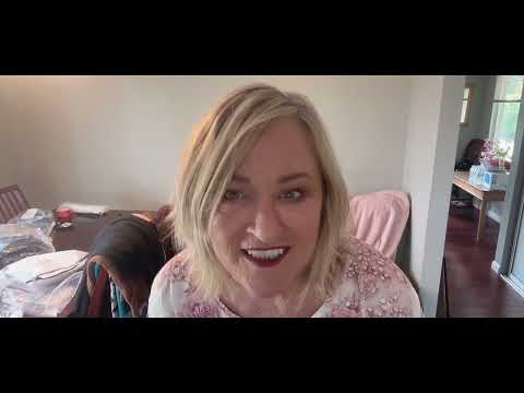 Видео: Тему примеряет большую модную одежду после отпуска