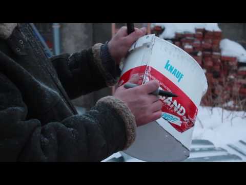 Видео: Самая дешевая бункерная кормушка для кроликов