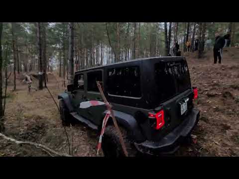 Видео: ИСПЫТАНИЕ НА ПРОЧНОСТЬ: Как Jeep Wrangler проходит гоночную трассу на время AWD Travel