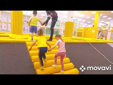 Видео: Милаша в банана парк Омск.Milasha plays in a banana park in Omsk.