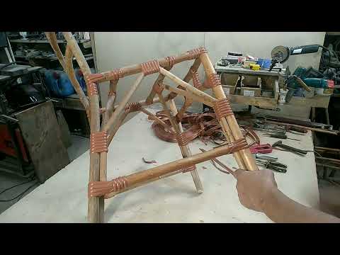 Видео: Плетение ПВХ ротангом. Плетеный стул часть1.