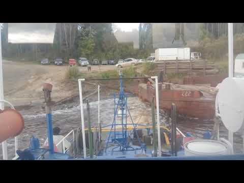 Видео: Стянули обсохшую баржу