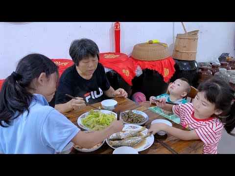 Видео: Трое братьев и сестер устроили соревнование по еде, и последний мыл посуду.