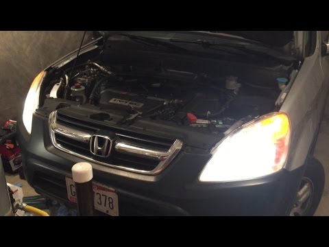 Видео: Замена ламп в фарах Honda CRV (HD)