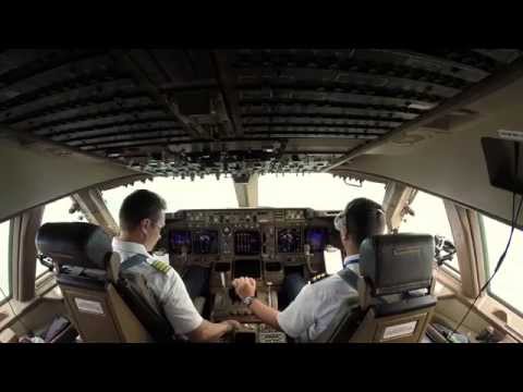 Видео: Boeing 747-400 - посадка во Внуково