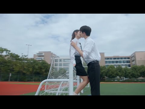 Видео: Выпускной красивый босс отнес Золушку к цели и поцеловал ее!