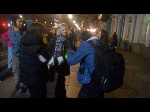 Видео: Уличные музыканты Питер на Невском 30 октября - Слишком влюблён