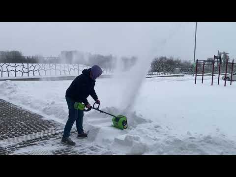 Видео: Снеголопата Greenworks – обзор и сравнение с новой моделью.