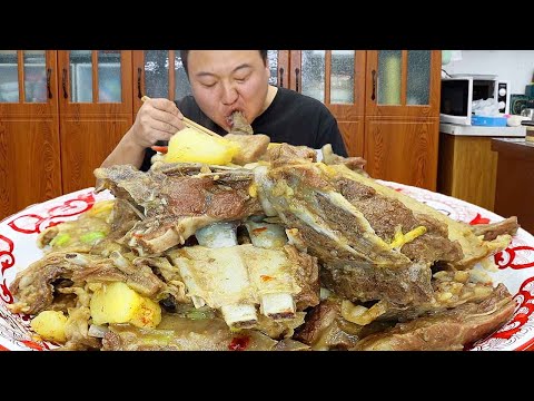 Видео: Ацян делает традиционное рага из баранины от фермеров во Внутренней Монголии. Мясо очень мягкое и в