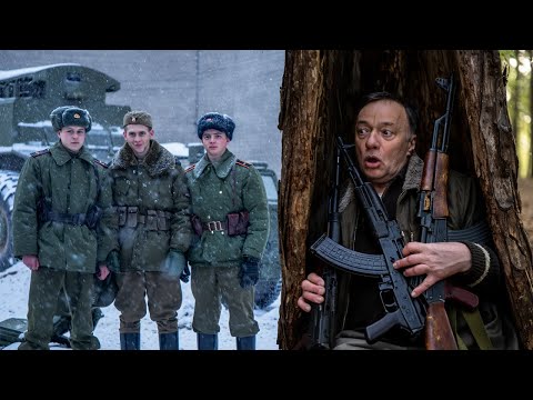 Видео: Солдаты исчезли в карауле в метель в 1996 году. Спустя 20 лет охотник нашел это в дупле дуба
