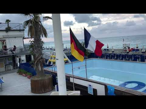 Видео: Курортный морской город Финале на Лигурийском побережье вечером.