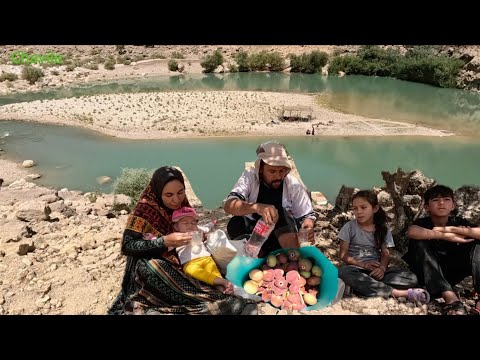 Видео: Семья кочевников покидает остров ради горного приключения | Сбор диких фруктов на лодке 🌿🚤