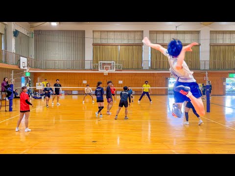 Видео: (Игра в волейбол) Курс на подачу в прыжке был замечательным