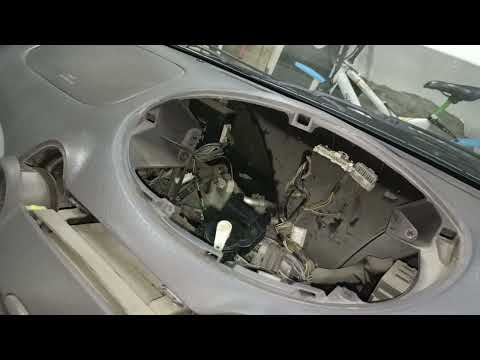 Видео: Toyota Platz Печка не дует теплым. Поиск неисправности и ремонт
