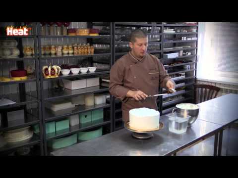 Видео: Кондитер Ренат Агзамов делает торт