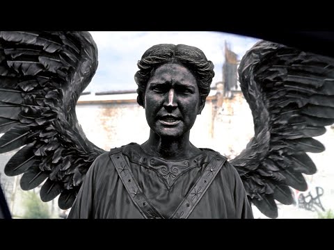 Видео: Странное существо предстало перед глазами 191 человека, которые застряли в небе на 5 лет