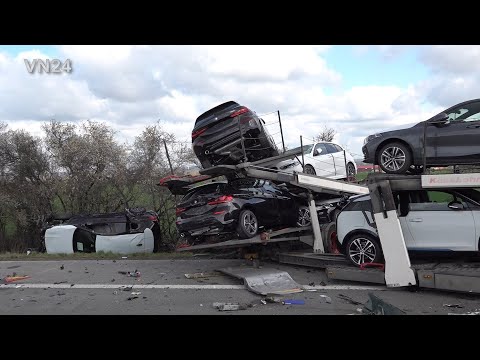 Видео: 14.04.2021 - VN24 - Грузовик с новыми автомобилями BMW врезался в пробку на A44