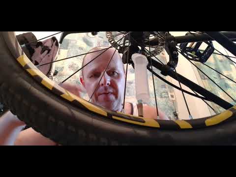 Видео: Как залить герметик в камеру.