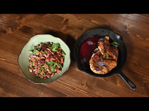 Видео: Цыпленок тапака с ежевичным соусом. Салат из фасоли с ежевикой