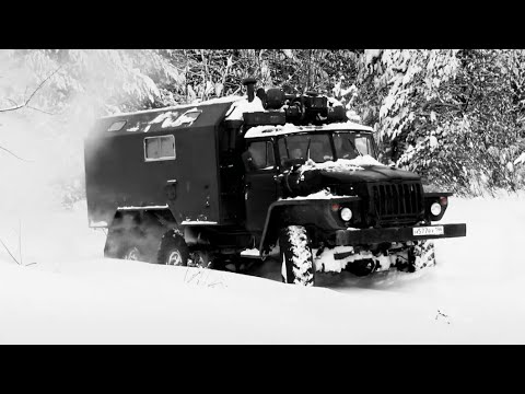 Видео: Уралу 4320 тяжело преодолевать снежное бездорожье . Везём 200 литров бензина в тайгу.