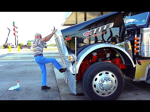 Видео: Дальнобой. США. 83 года водитель 83-year-old driver A legend. Custom peterbilt