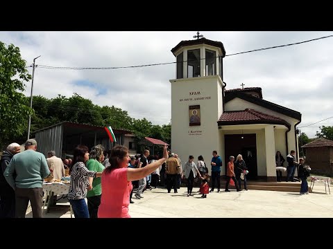 Видео: Освещаване на храм ,,Св. вмчк Димитър", с. Крапчене. Първа света Литургия в новоосветения храм.