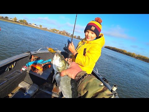 Видео: ПЕРВЫЙ РАЗ В ЖИЗНИ ТАКАЯ РЫБАЛКА. НА РЫБАЛКУ С РЕБЁНКОМ. РЫБАЛКА В ДЕТСТВЕ. Крупная рыба.