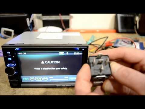 Видео: Как обойти стояночный тормоз с помощью DVD-плеера с GPS-навигацией в приборной панели