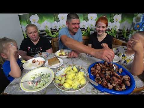 Видео: мукбанг шашлык, молодая картошка и салат