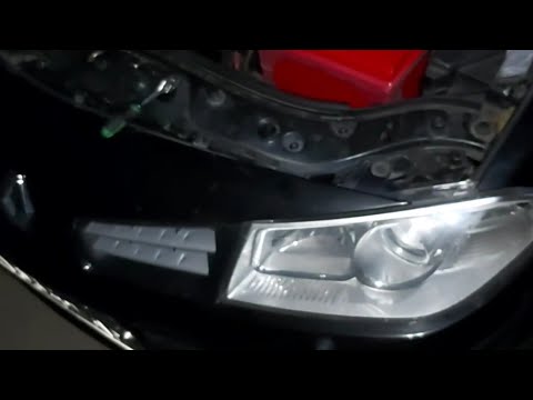 Видео: Способи заміни лампочки поворотніка в фарі Renault Megane 2 Покращення ближнього світла Лінза Нюанси