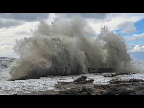 Видео: Сильнейший шторм в Сочи. Смыло базу МЧС, разрушено жд полотно и постройки. Есть погибшие.