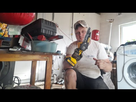 Видео: Кокосик тестирует цепную мини пилу Huter ELS-20-Li-2К