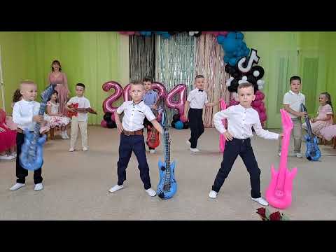 Видео: танок хлопчиків з гітарами  на випускному святі. 2024.