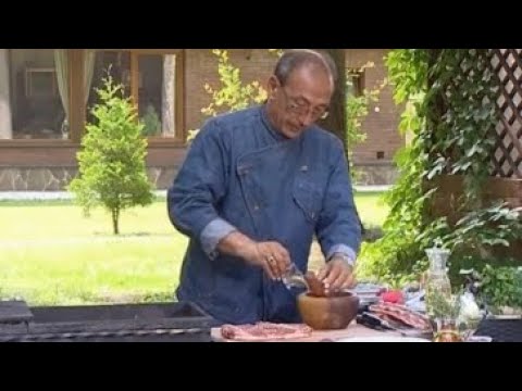 Видео: Шашлык из седла барашка. Жареные почки