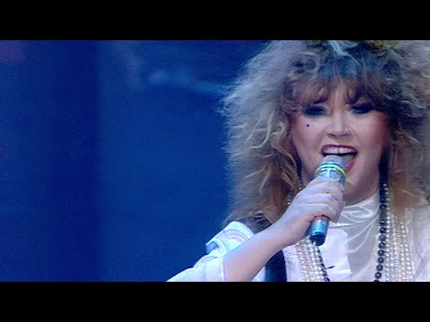 Видео: Алла Пугачёва - Мимоходом (Official Video) [«Рождественские встречи»]