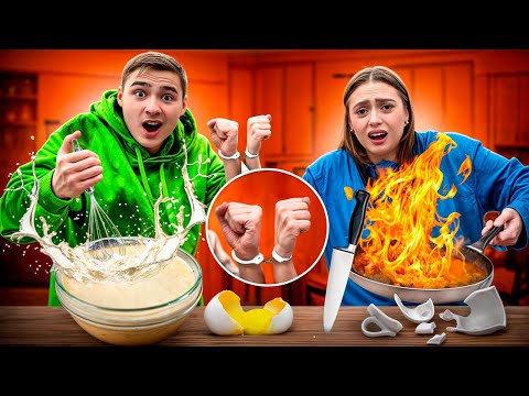 Видео: Готовим В НАРУЧНИКАХ 24 Часа ЧЕЛЛЕНДЖ! Мальчики ПРОТИВ Девочек!