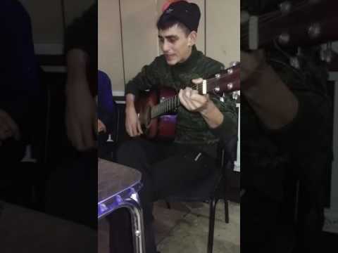 Видео: Песня про шута и королеву супер играет и поет